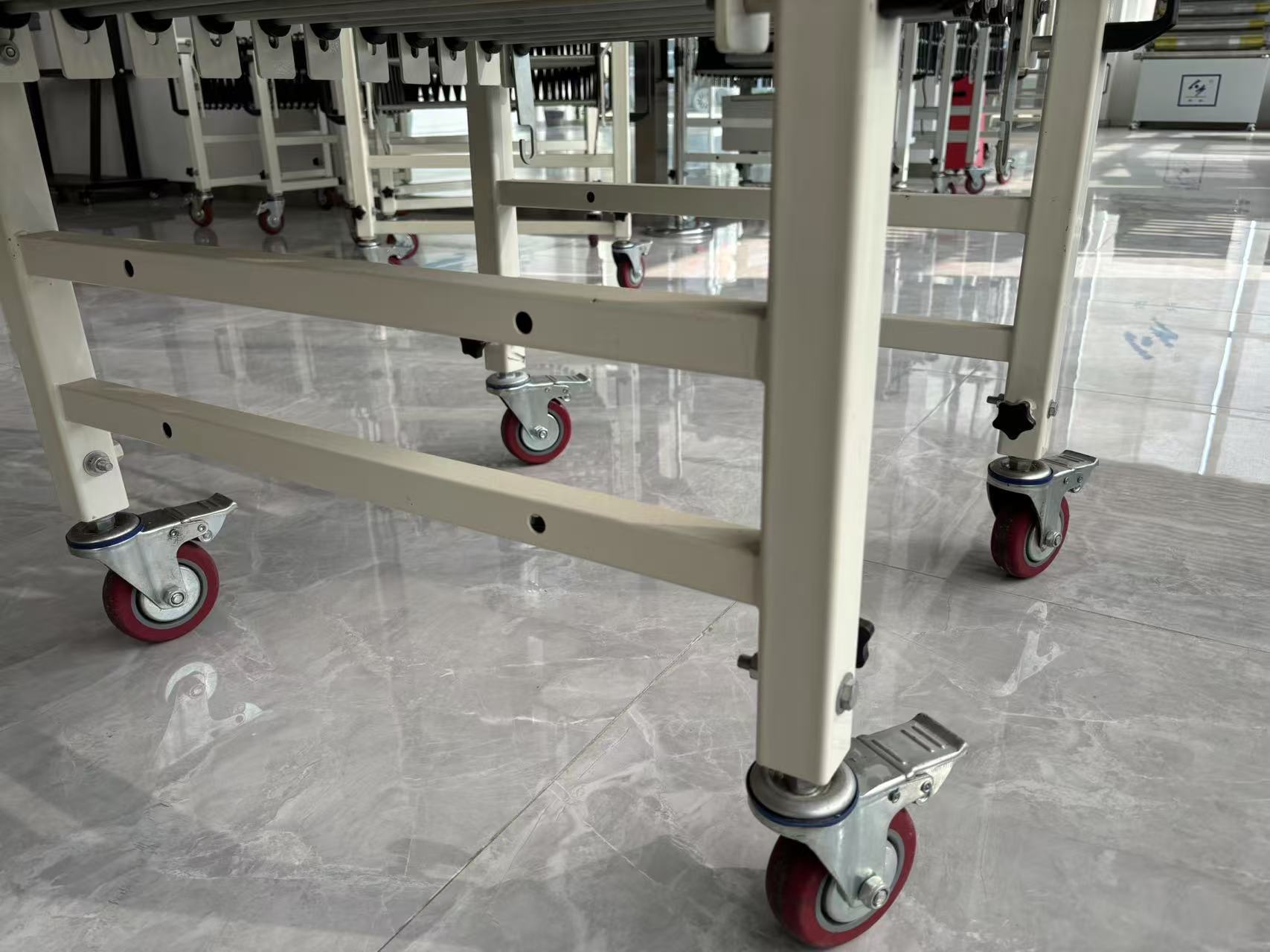 Transportador flex&iacute;vel de rolos expans&iacute;veis com rod&iacute;zios